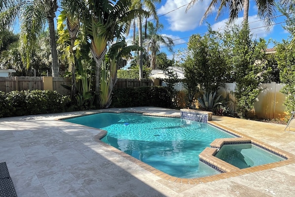 Una piscina al aire libre
