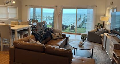 Waterfront Cottage with Pier & Boatlift on the Beautiful Potomac River