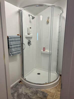 Douche, serviettes fournies, savon, shampoing