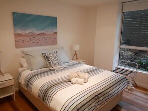 2 slaapkamers, een bureau, een strijkplank/strijkijzer, reisbedje