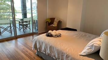 2 bedrooms, desk, iron/ironing board, travel crib