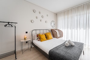 3 soverom, skrivebord, strykejern/-brett og internettilgang