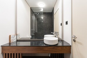 Dusche, Haartrockner, Handtücher, Seife