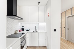 Fridge, microwave, oven, stovetop - GuestReady - Quental view near Marquês Square (Porto)
