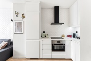 Een koelkast, een magnetron, een oven, een kookplaat