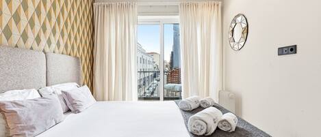 3 bedrooms, desk, iron/ironing board, Internet