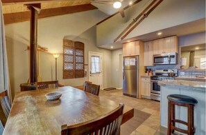 Fridge, microwave, oven, stovetop - Tramway Sierra Summit near Heavenly / Dogs OK (Stateline)