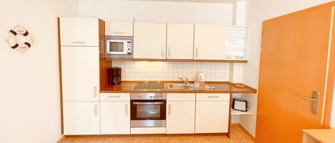 Kühlschrank, Mikrowelle, Ofen, Herdplatte