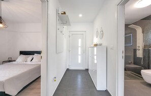 2 bedrooms, travel crib, free WiFi, bed sheets