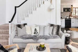 Living area - Romantic Getaway Cabin (Big Bear City)