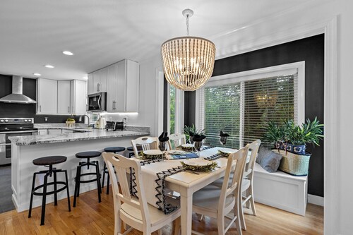 5+4 Heated Pool Home, Steps from Beach, Bonus Ground Floor Apartment