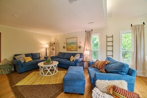 Téléviseur connecté, table de baby-foot, livres