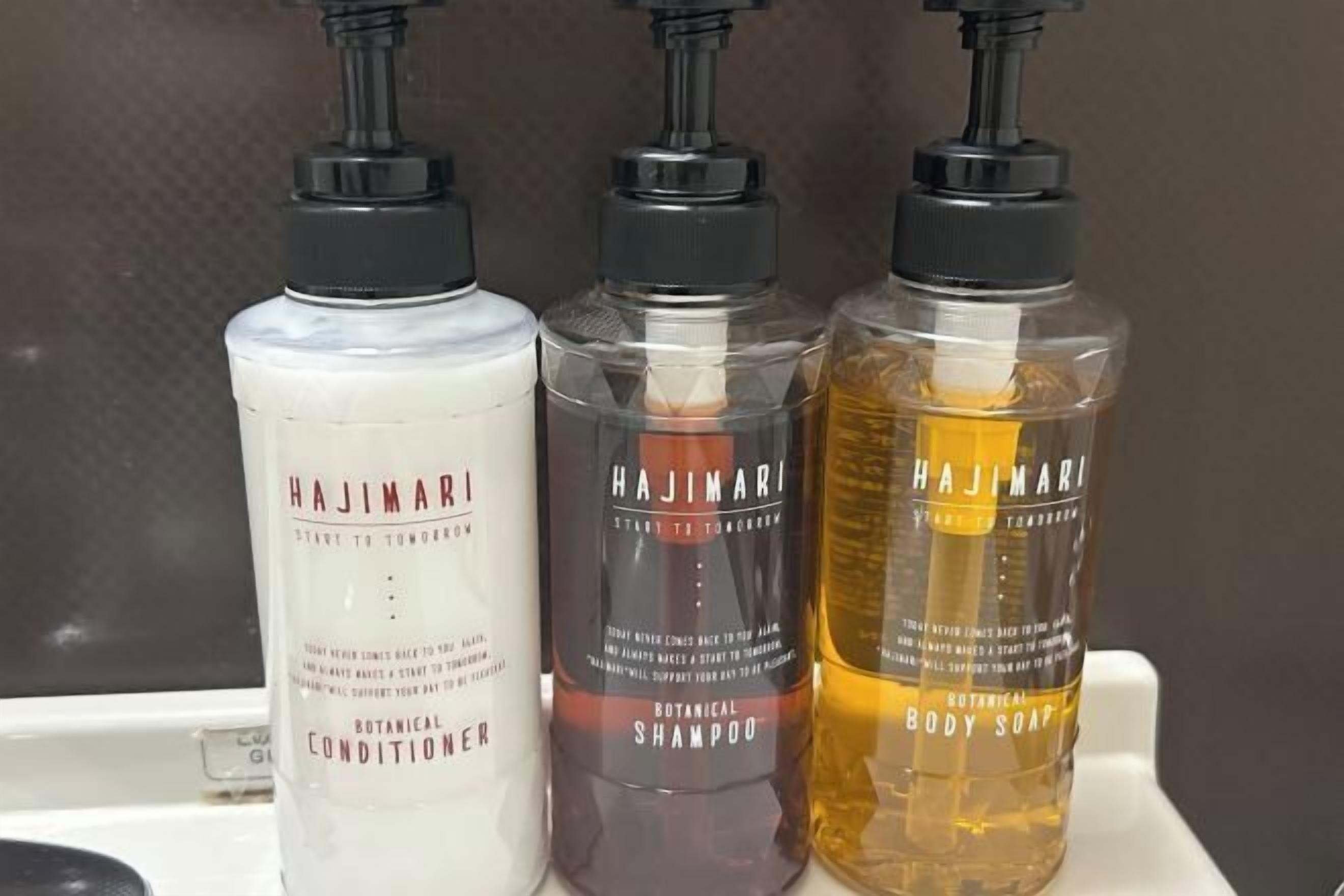 Baderomsfasiliteter | Kombinert dusj/badekar, hårføner, tøfler og håndklær