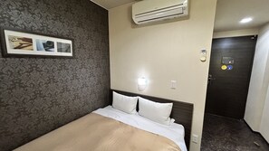 Quarto solteiro, para não fumantes | Escrivaninha, Wi-Fi de cortesia