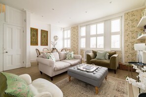 TV, books - The Montagu –  2 Bedrooms with Terrace in Kensington (London)