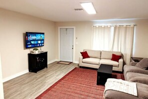 Living area - Ideally located, crisp and clean pet, family and scuba friendly home! (Palm Beach Gardens)