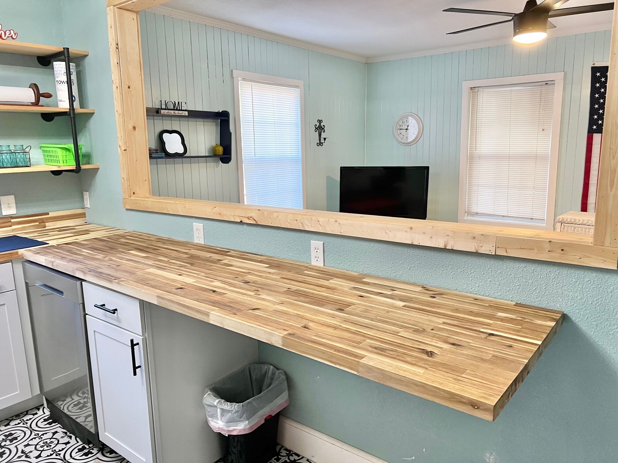 Family Cottage | Private kitchen | Mini-fridge, microwave, coffee/tea maker, freezer