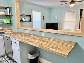 Family Cottage | Private kitchen | Mini-fridge, microwave, coffee/tea maker, freezer