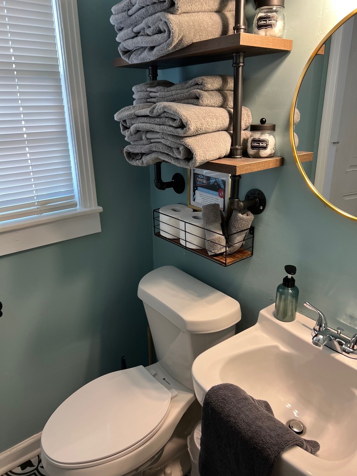 Een badkamer met toilet, wastafel en handdoekhouder.