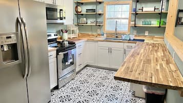 Family Cottage | Private kitchen | Mini-fridge, microwave, coffee/tea maker, freezer