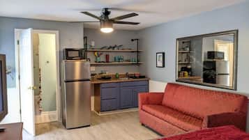 Deluxe Studio | Living area | 42-inch flat-screen TV with digital channels, TV