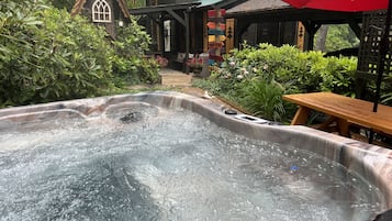 Bañera de hidromasaje al aire libre