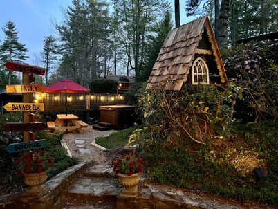 Amazing Whimsical Mtn Cabin! Pet Friendly, Hot Tub, Fireplace, Winery, Skiing 