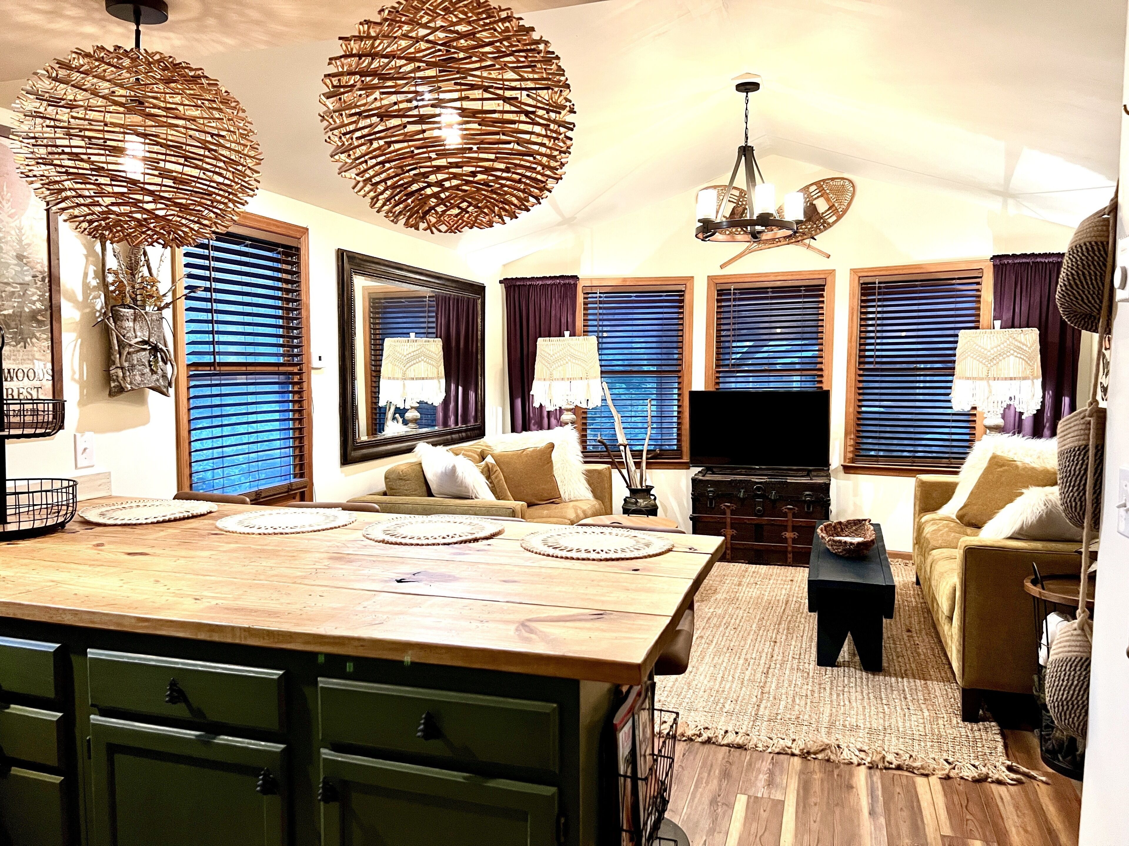 Televisor intel·ligent, llar de foc, llibres i pantalles d'ordinador 