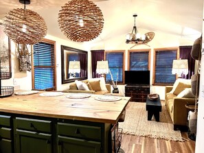 TV connectée, cheminée, livres, écrans d'ordinateur