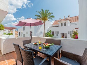 Outdoor dining - Casa Maestranza (Marbella)