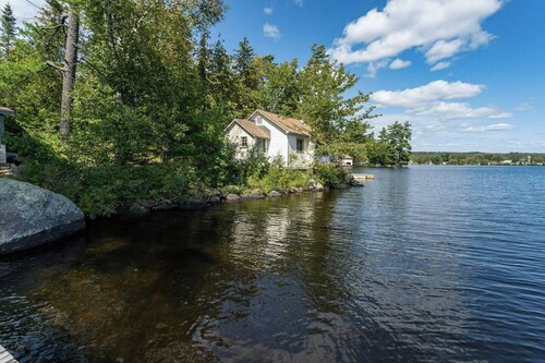 On the waters edge of Lake Cecebe Tranquility above Muskoka at Rockwynn Cottages