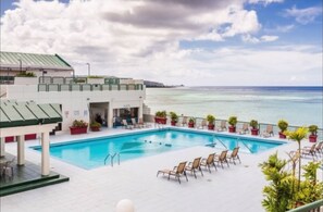 Una piscina al aire libre