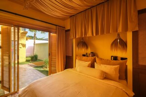 Un dormitorio con una cama grande, un ventanal corredero que da a un patio, y un techo con un diseño decorativo.