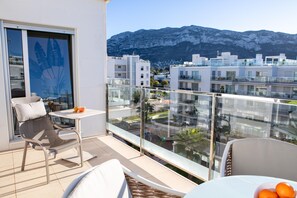 Outdoor dining - Penthouse with large terrace, Wifi, A/C, garage, swimming pool, gym. Walking distance to beach and centre. (Dénia)