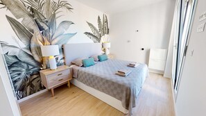 2 bedrooms, free WiFi - Penthouse with large terrace, Wifi, A/C, garage, swimming pool, gym. Walking distance to beach and centre. (Dénia)