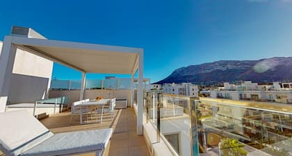 Penthouse mit großer Terrasse, Wifi, A/C, Garage, Schwimmbad, Fitnessraum. Fußweg zum Strand und Zentrum.