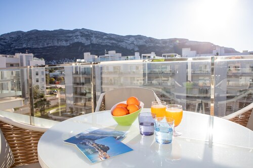 Penthouse with large terrace, Wifi, A/C, garage, swimming pool, gym. Walking distance to beach and centre.