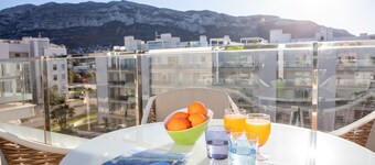 Penthouse with large terrace, Wifi, A/C, garage, swimming pool, gym. Walking distance to beach and centre.