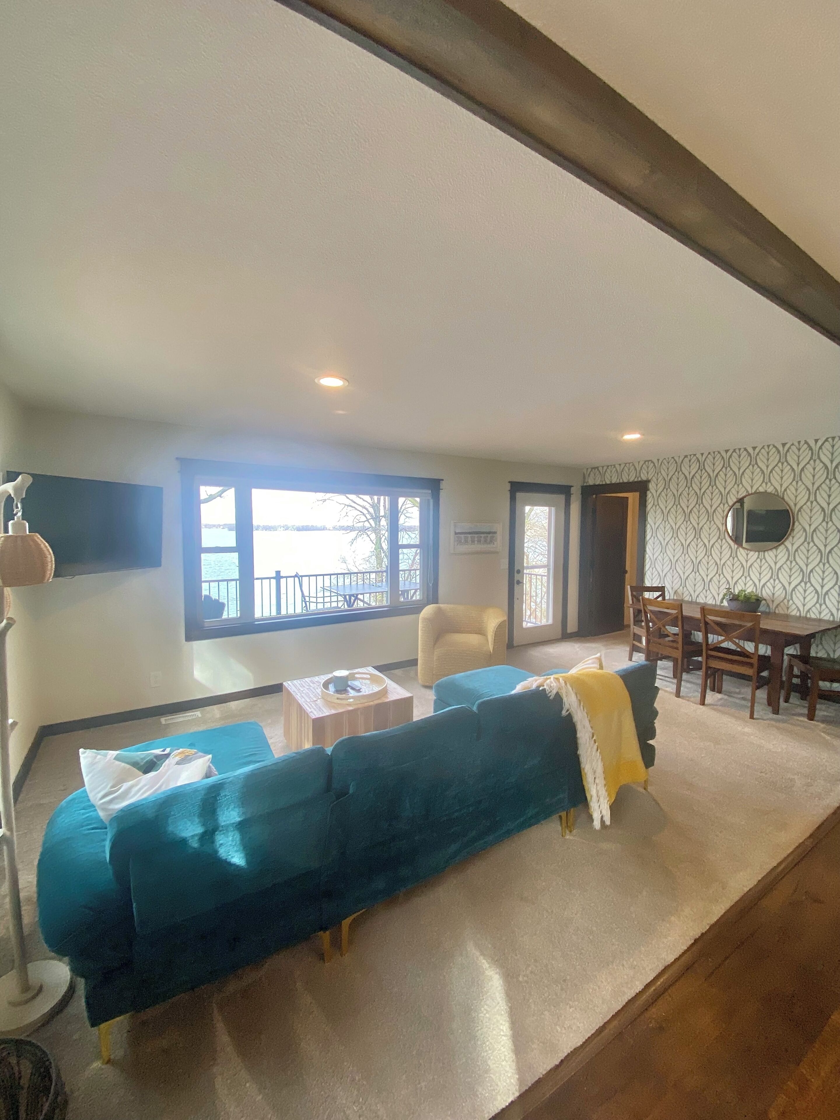 TV connectée, baby-foot, table de tennis de table, livres