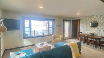 TV connectée, baby-foot, table de tennis de table, livres