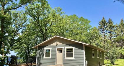 Cabin on gorgeous Lake Ida, near the Carlos Creek Winery!