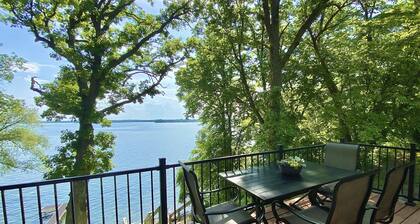 Cabin on gorgeous Lake Ida, near the Carlos Creek Winery!