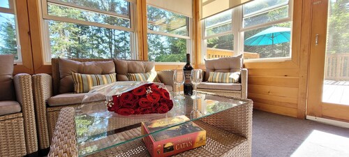 Four Season Lakefront Oasis with many amenities