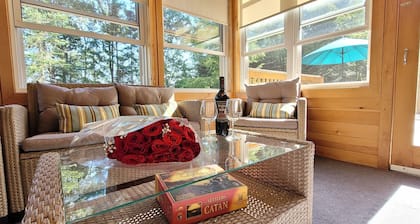 Four Season Lakefront Oasis with many amenities