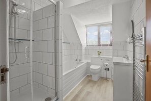 Shower, hair dryer, towels - House -  Sleeps 6 & Free parking (Great Yarmouth)