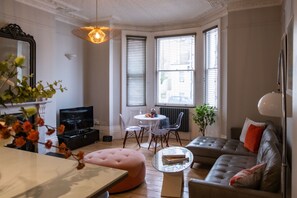 TV - Gorgeous 2-Bed Apartment with Patio (Brighton)