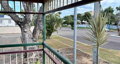 For work or play city fringe 1 bedroom cottage fast WIFI laundry