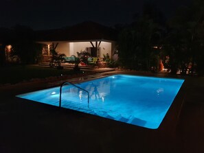 Outdoor pool, pool umbrellas, pool loungers - Abaai Resort (Willemstad)