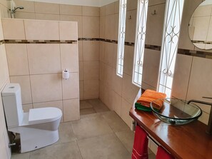 雙人房 | 浴室 | 淋浴設備、提供毛巾、番梘、洗頭水