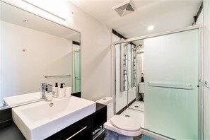 Bathtub, hair dryer, towels, shampoo